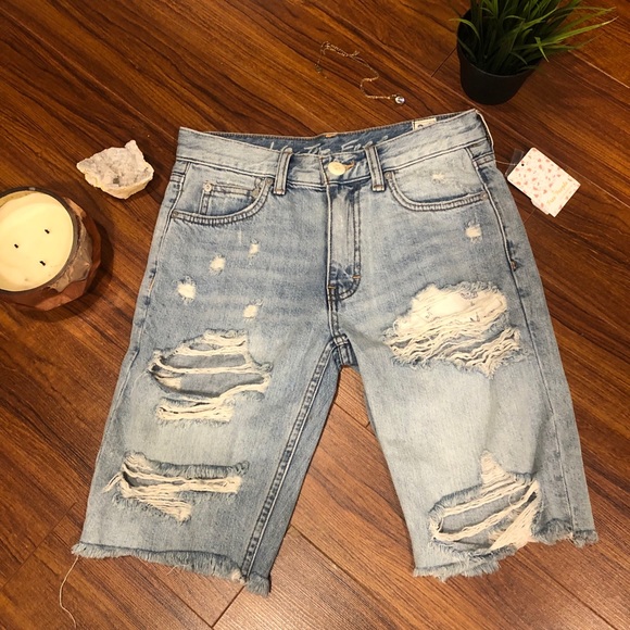 ✨ FREE PEOPLE MIDI VINTAGE DISTRESSED SHORTS✨ - Picture 4 of 5